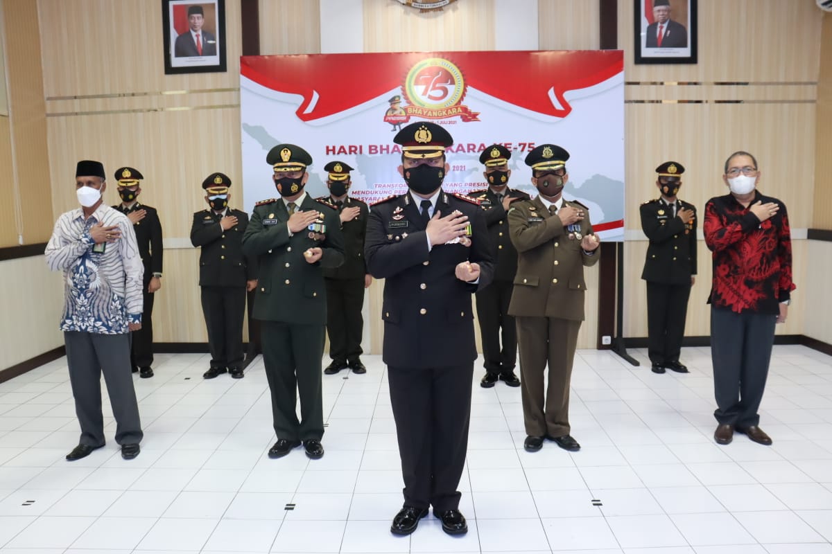 Panitera Pengadilan Negeri Yogyakarta Mengikuti Upacara Hari Bhayangkara Ke-75 Tahun 2021