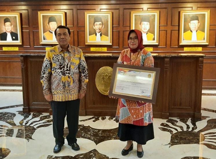 Penyerahan Sertifikat Sistem Manajemen Anti Penyuapan (SMAP) oleh Ketua Mahmkah Agung RI