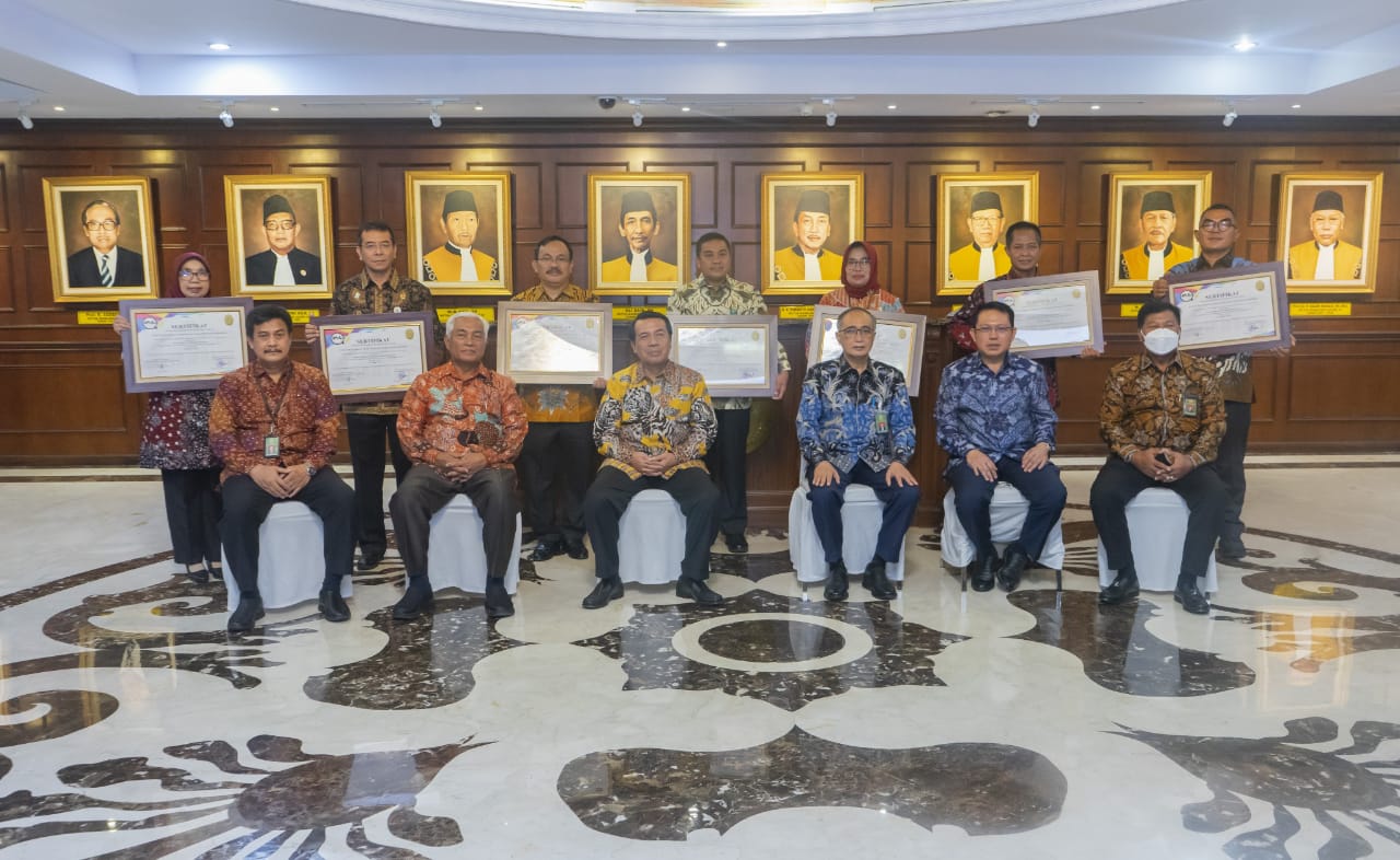Penyerahan Sertifikat Sistem Manajemen Anti Penyuapan (SMAP) oleh Ketua Mahmkah Agung RI