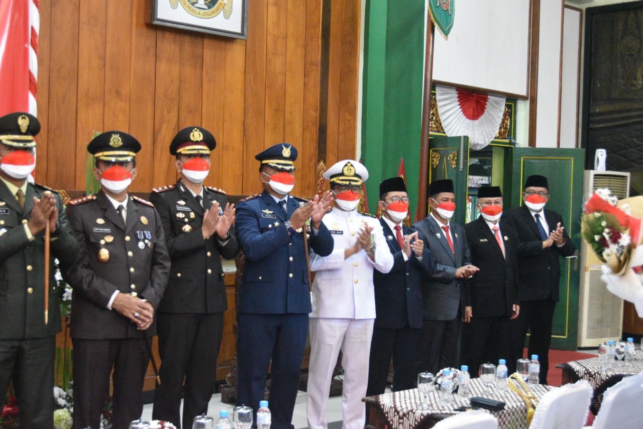 Ketua Pengadilan Negeri Yogyakarta Mengikuti Upacara Penurunan Bendera Merah Putih HUT Kemerdekaan RI ke-77