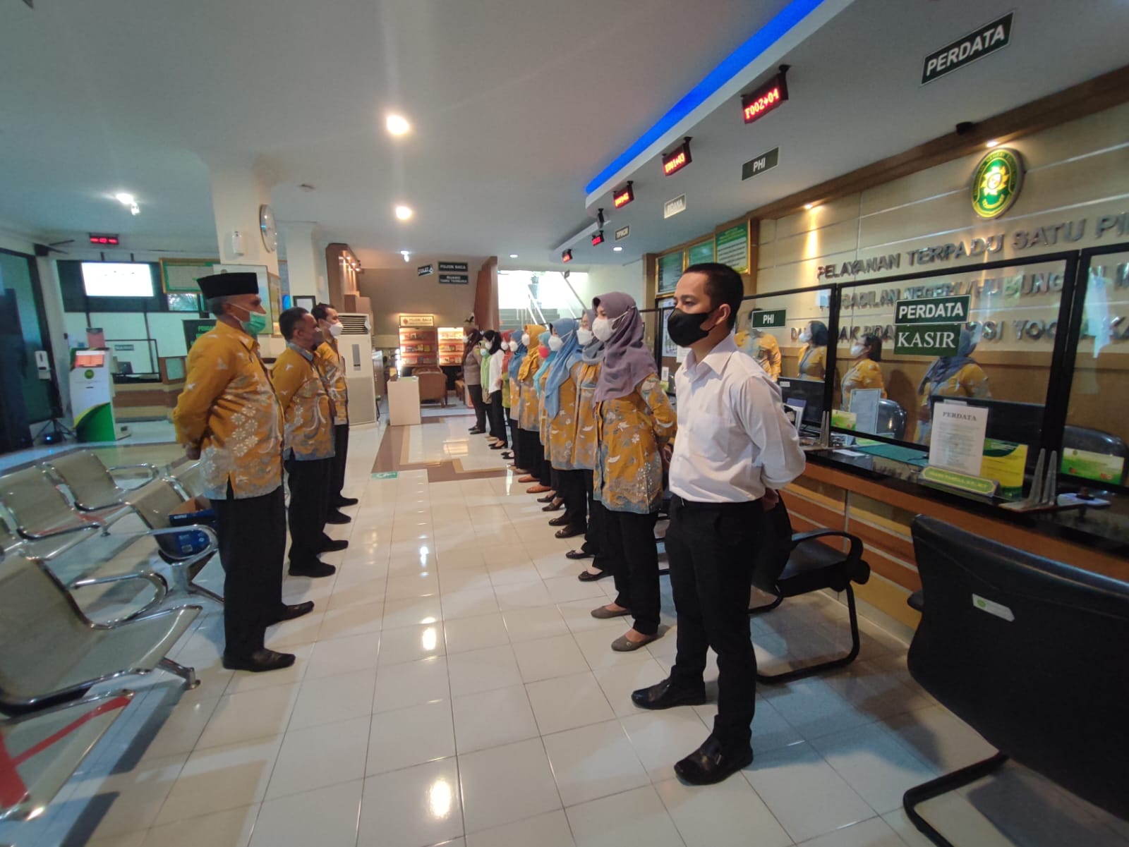 Apel Pagi Petugas PTSP Mengawali Kegiatan di Bulan September 2022