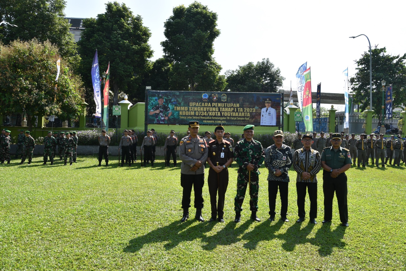 Ketua Pengadilan Negeri Yogyakarta Menghadiri Upacara Penutupan TNI Manunggal Membangun Desa (TMMD) Sengkuyung Tahap I Tahun 2023