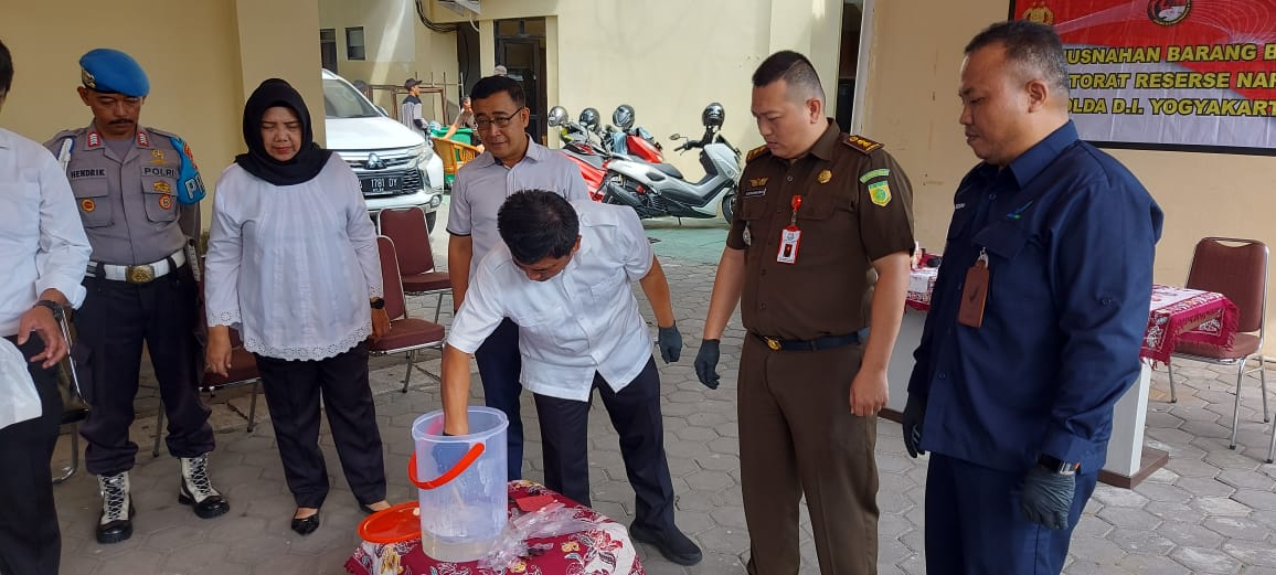 Juru Sita Pengadilan Negeri Yogyakarta Menghadiri Pemusnahan Barang Bukti Shabu