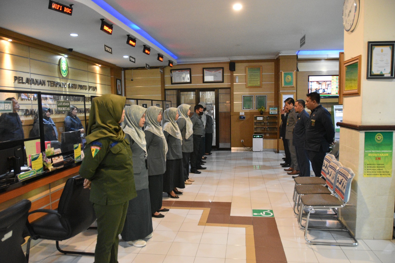 Apel Pagi Rutin Petugas PTSP Mengawali Bulan Agustus 2023