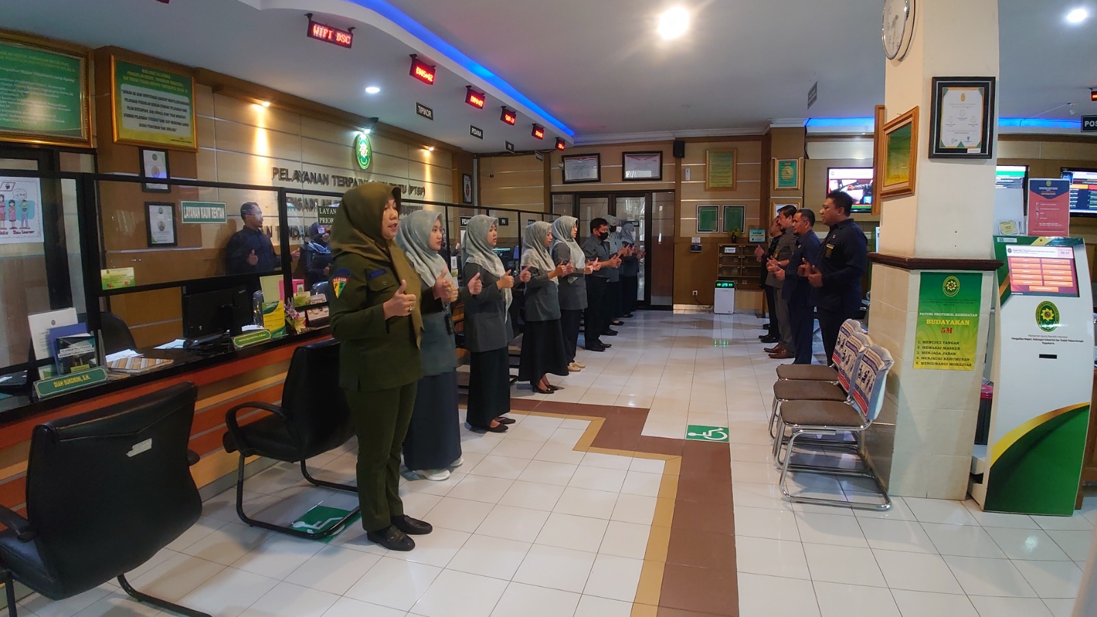 Apel Pagi Rutin Petugas PTSP Mengawali Bulan Agustus 2023
