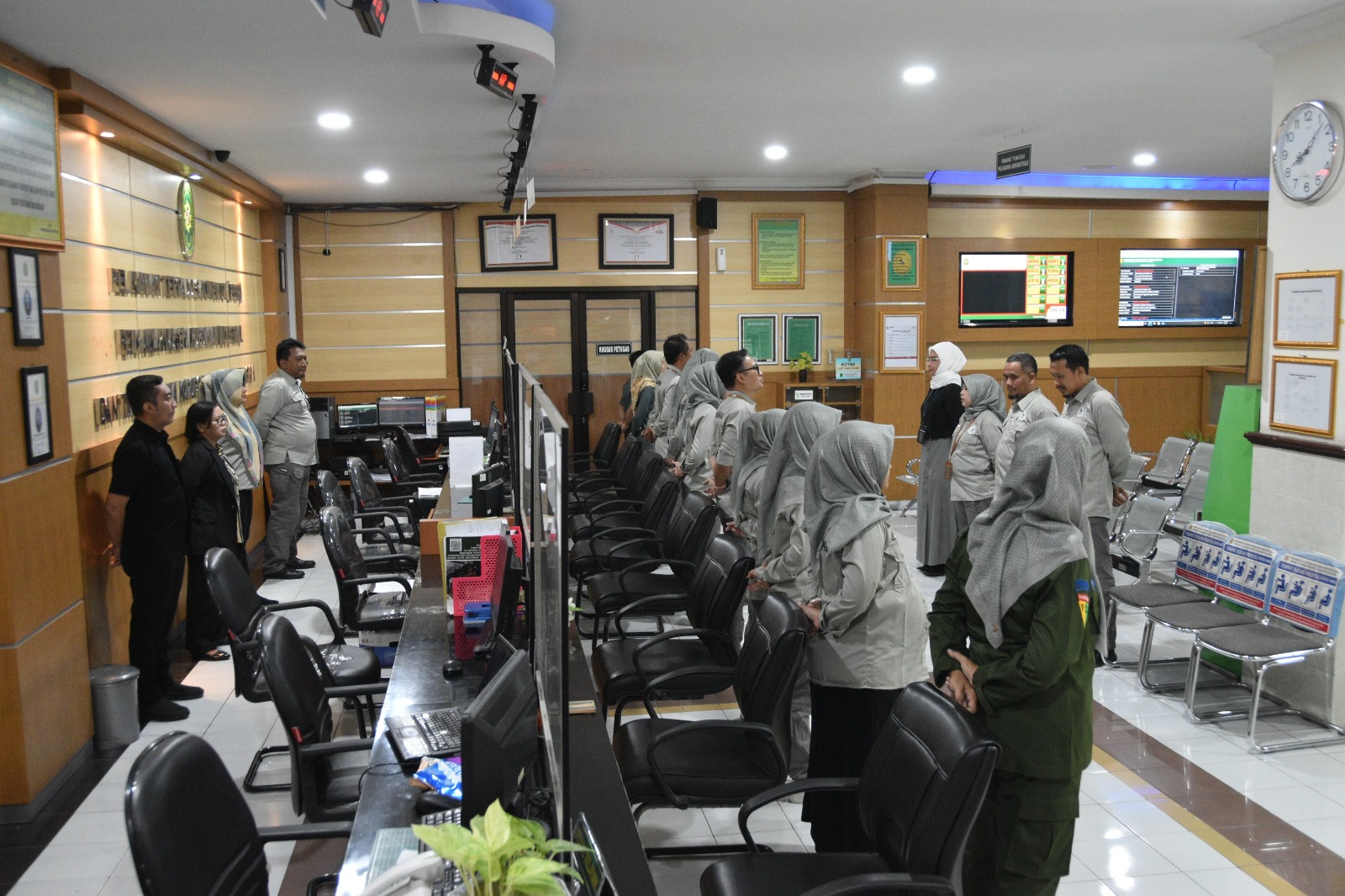 Apel Pagi Rutin Petugas PTSP 17 Januari 2024