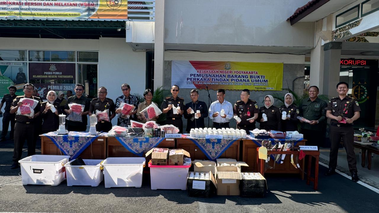 Hakim Pengadilan Negeri Yogyakarta Menghadiri Pemusnahan Barang Bukti Perkara Pidana Umum