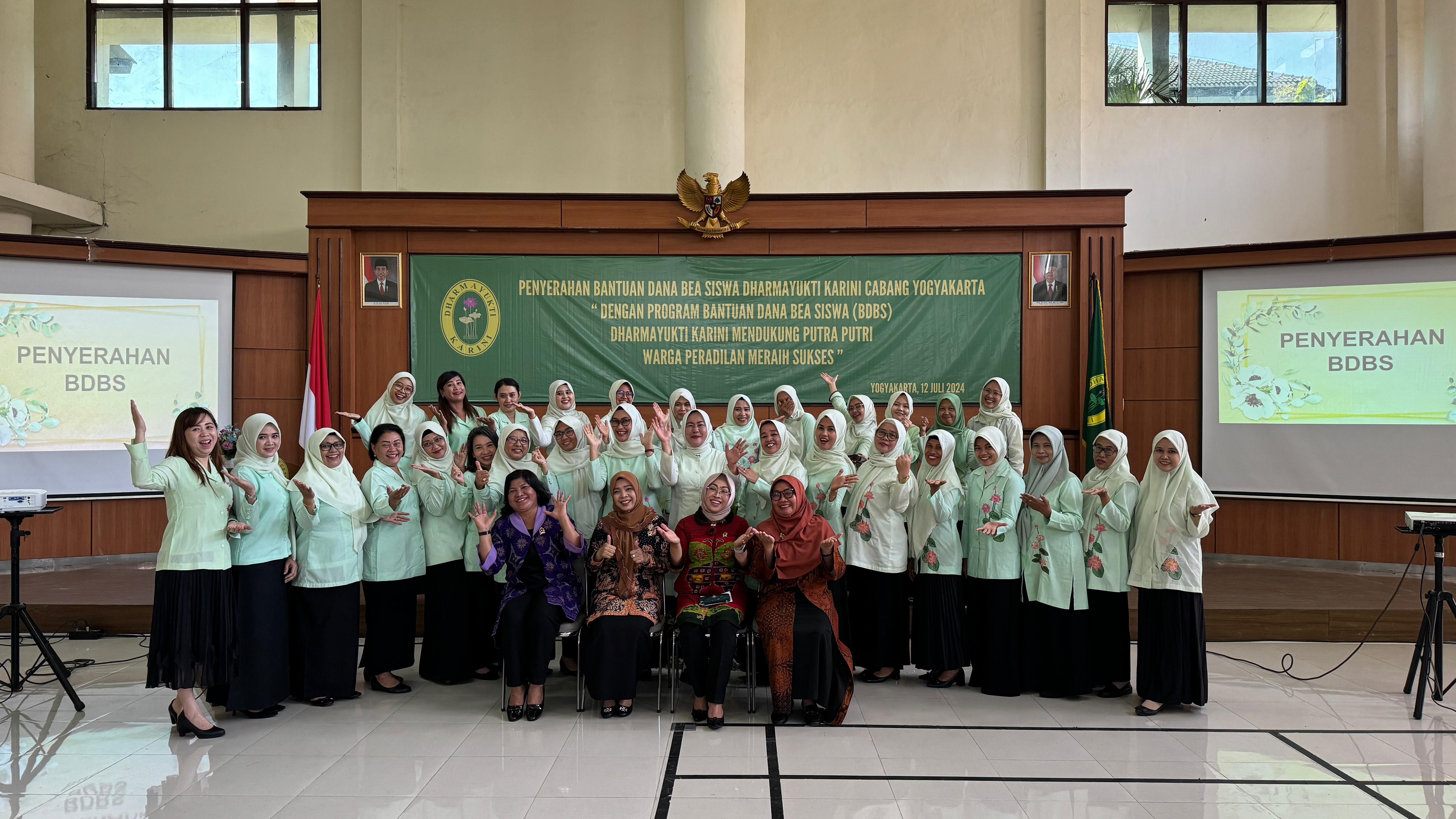 Penyerahan Bantuan Dana Beasiswa Dharmayukti Karini Cabang Yogyakarta