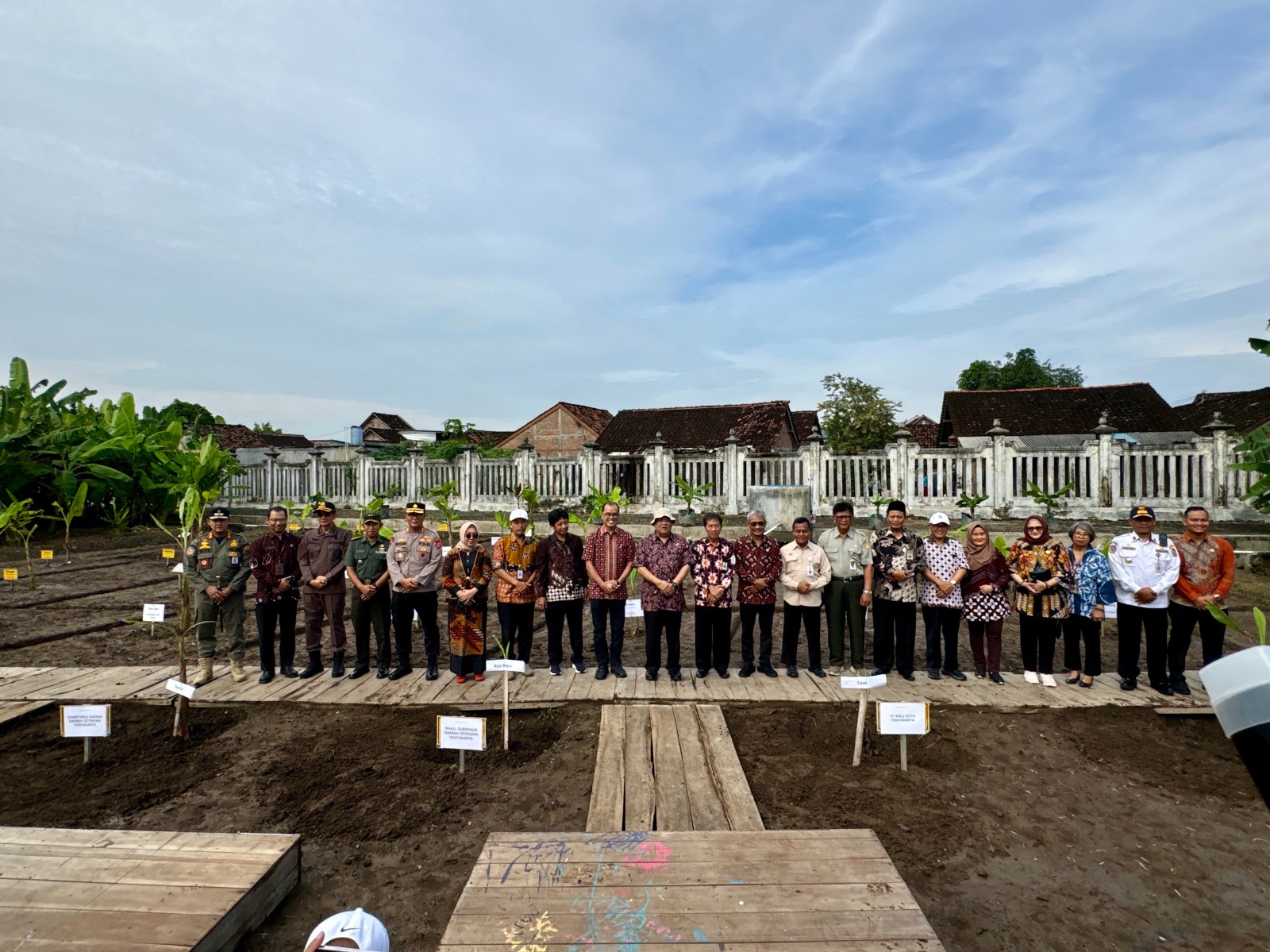 Ketua Pengadilan Negeri Yogyakarta Menghadiri Penanaman Pohon Induk dan Panen Pisang oleh Wakil Gubernur DI Yogyakarta