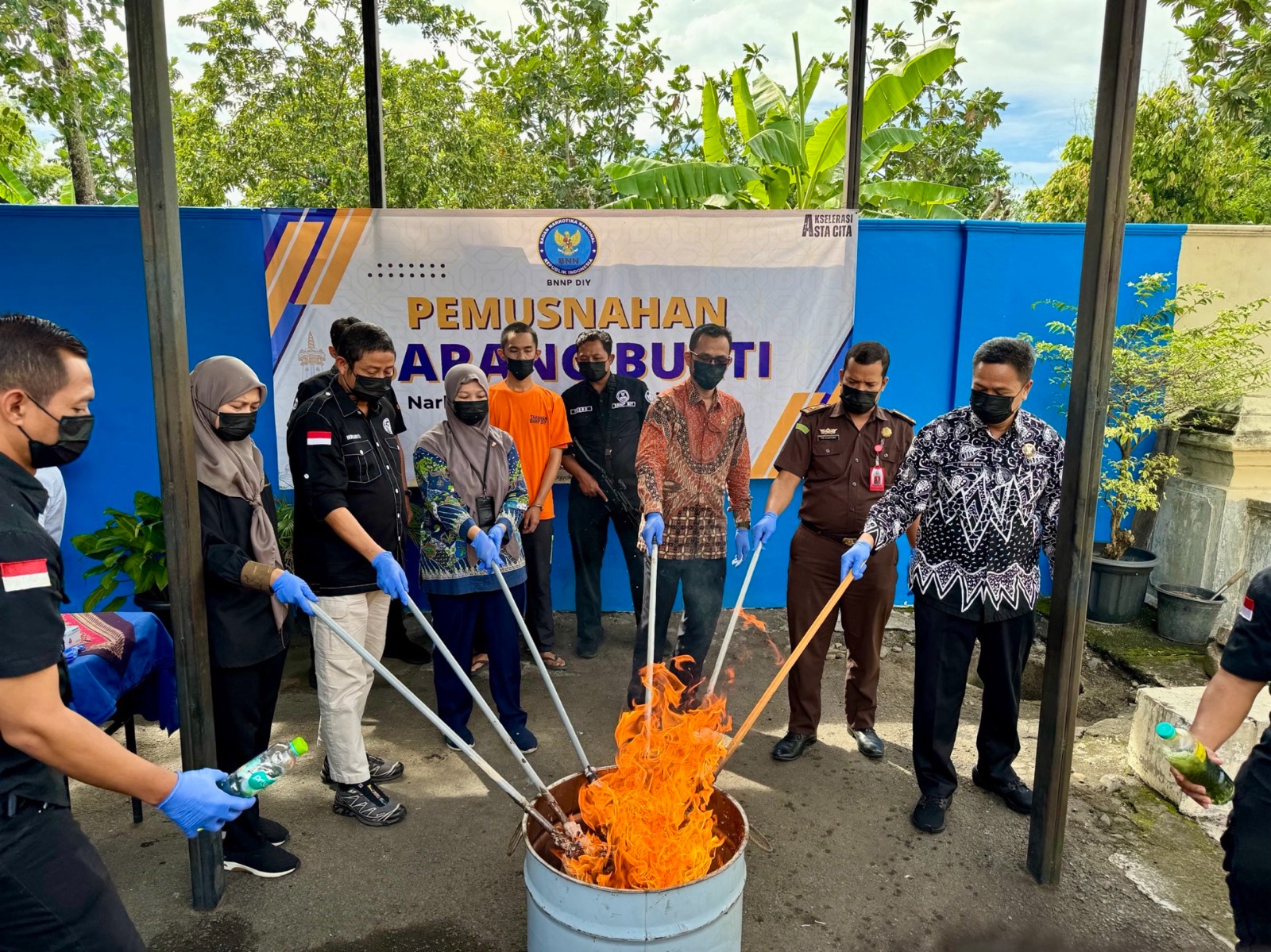 Hakim Pengadilan Negeri Yogyakarta Menghadiri Pemusnahan Barang Bukti Perkara Tindak Pidana yang Inkracht