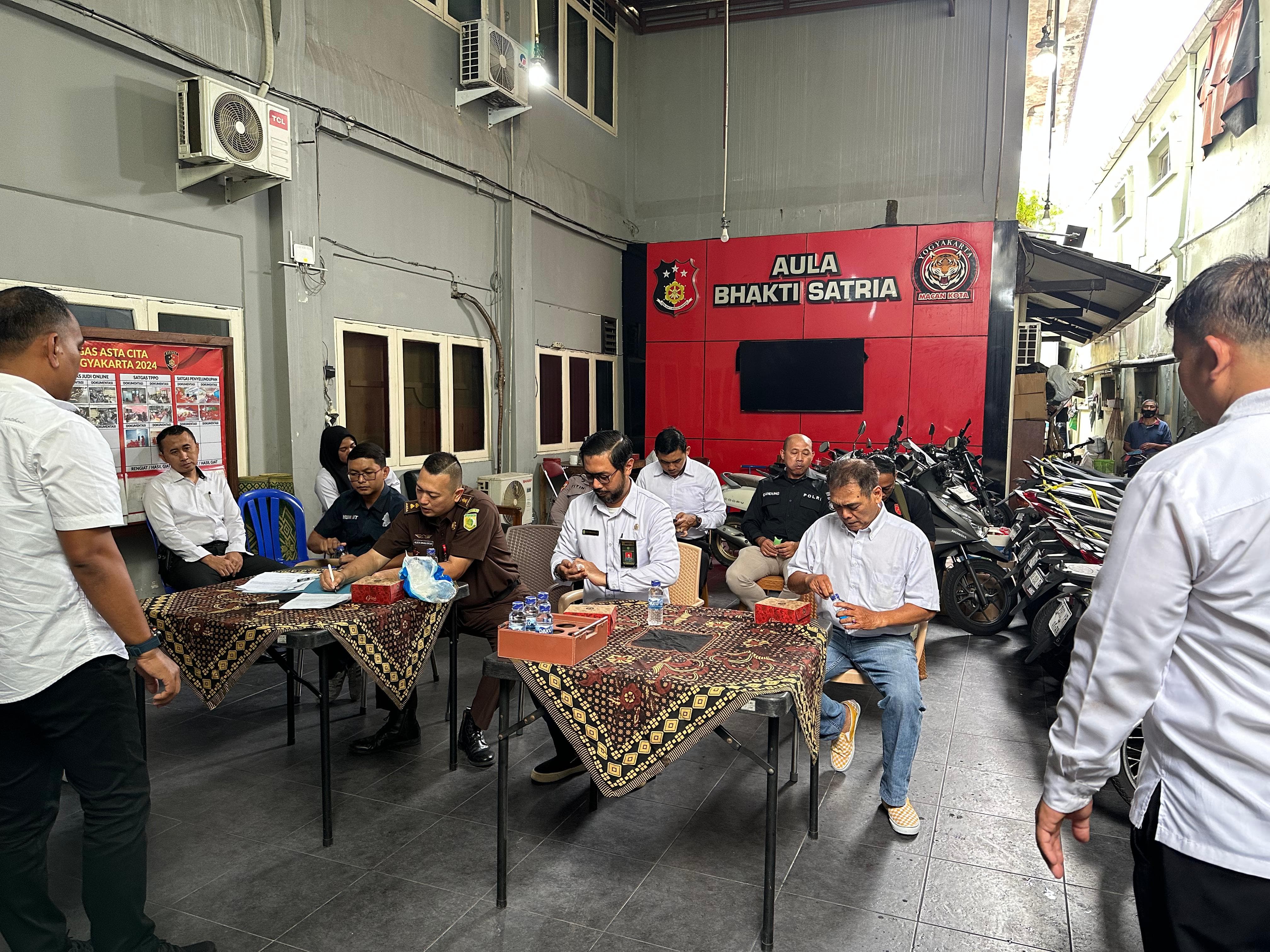 Jurusita Pengadilan Negeri Yogyakarta Menghadiri Pemusnahan Barang Sitaan Narkotika
