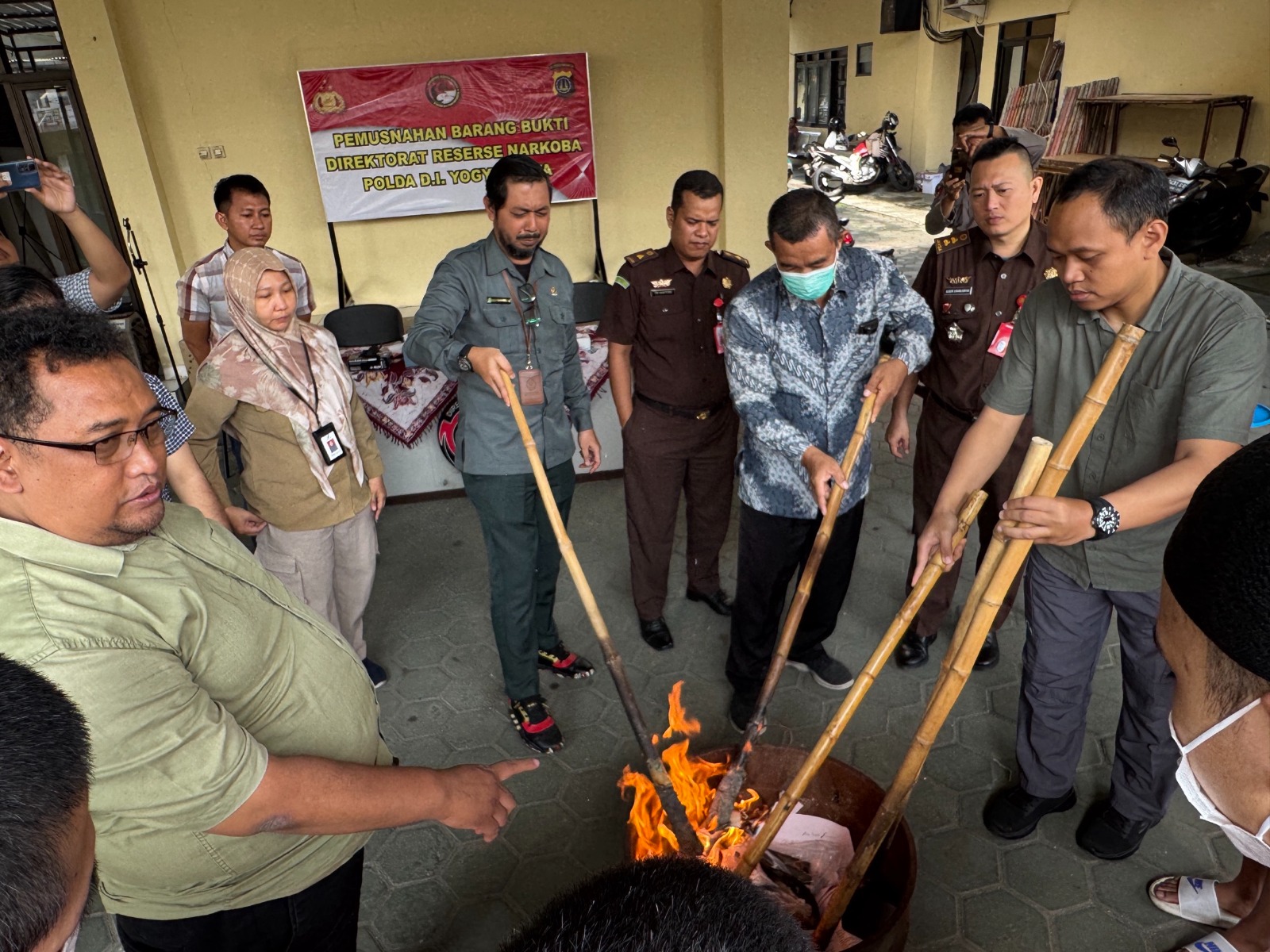 Jurusita Pengadilan Negeri Yogyakarta Menghadiri Pemusnahan Barang Sitaan Narkotika dan Tembakau Sintesis