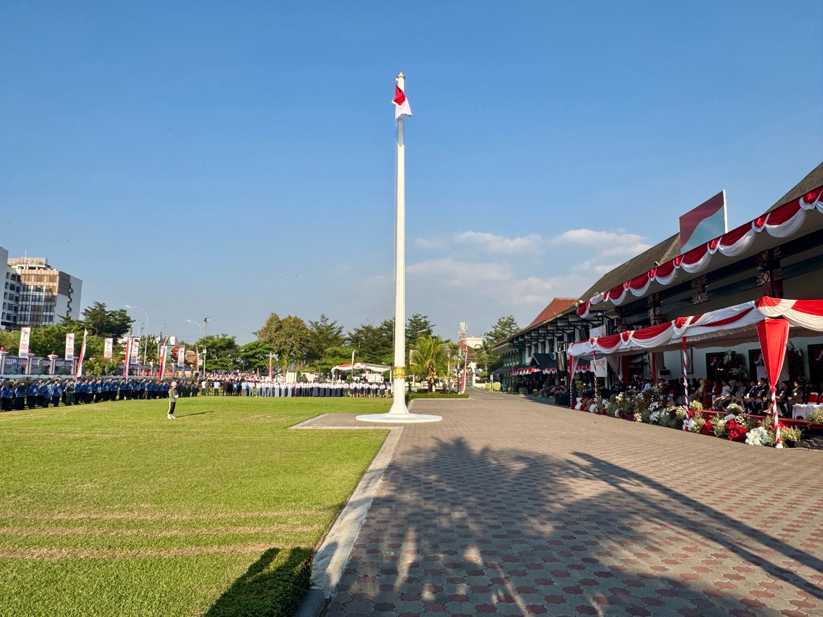 Hakim Pengadilan Negeri Yogyakarta Mengikuti Upacara Penurunan Bendera Merah Putih HUT Kemerdekaan RI ke-80 Tahun 2025