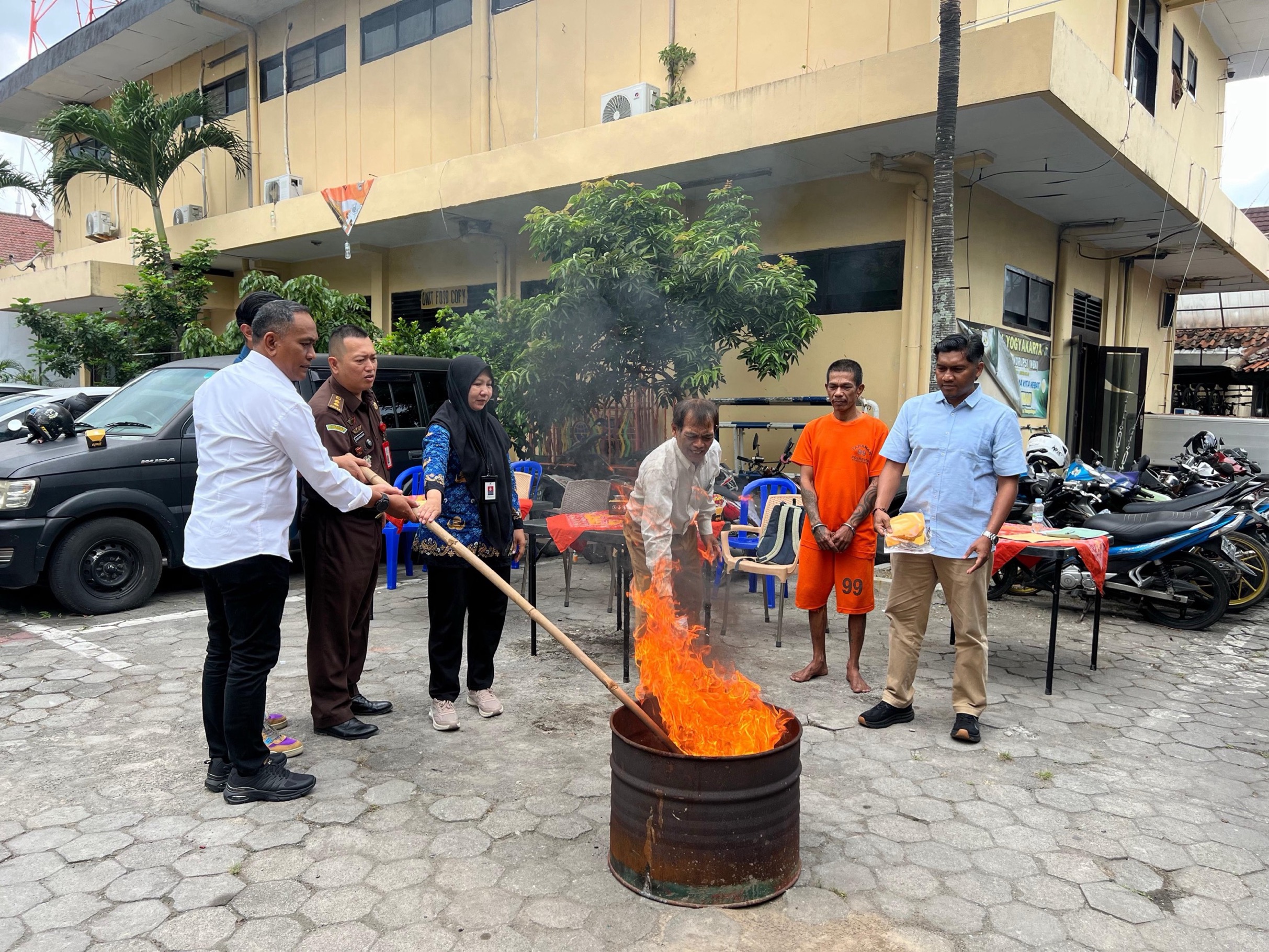 Jurusita Pengadilan Negeri Yogyakarta Menghadiri Pemusnahan Barang Sitaan Narkotika Jurusita Pengadilan Negeri Yogyakarta Menghadiri Pemusnahan Barang Sitaan Narkotika