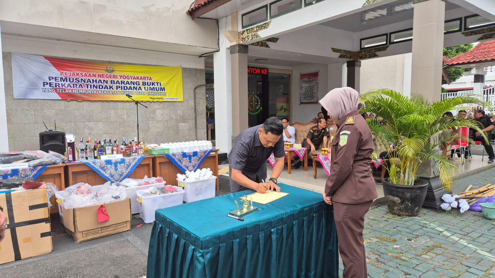 Panitera Muda Perdata Pengadilan Negeri Yogyakarta Menghadiri Pemusnahan Barang Bukti Perkara Pidana Umum yang Inkracht Panitera Muda Perdata Pengadilan Negeri Yogyakarta Menghadiri Pemusnahan Barang Bukti Perkara Pidana Umum yang Inkracht