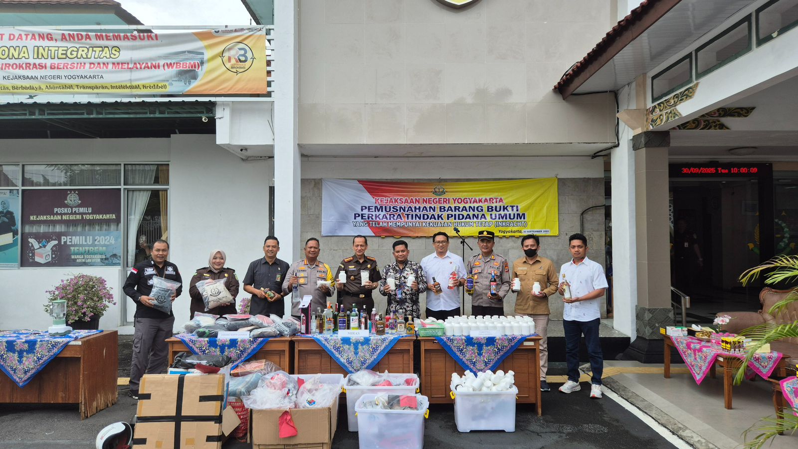 Panitera Muda Perdata Pengadilan Negeri Yogyakarta Menghadiri Pemusnahan Barang Bukti Perkara Pidana Umum yang Inkracht