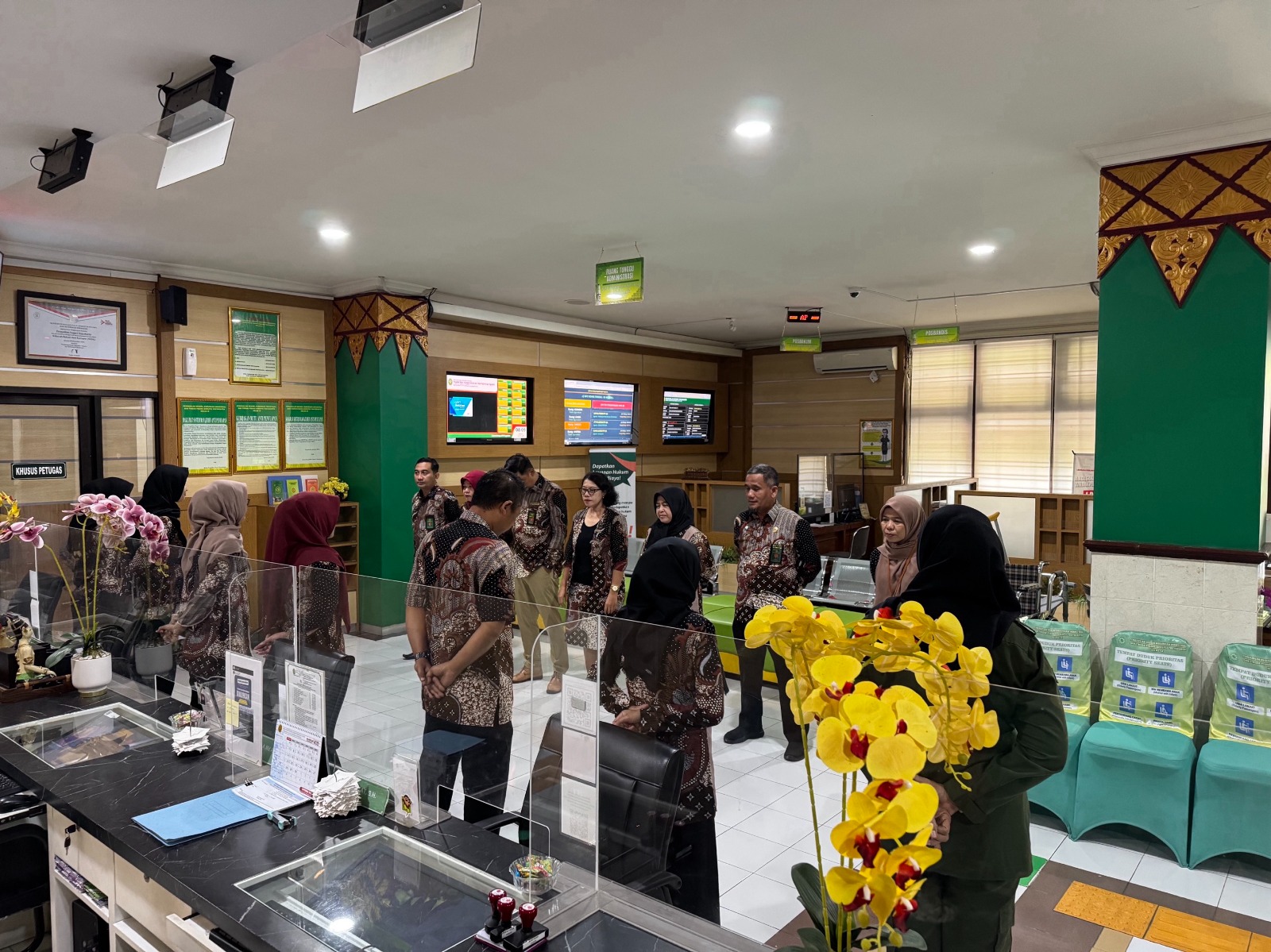 Apel Pagi Rutin Petugas PTSP 2 Oktober 2025 Apel Pagi Rutin Petugas PTSP 2 Oktober 2025