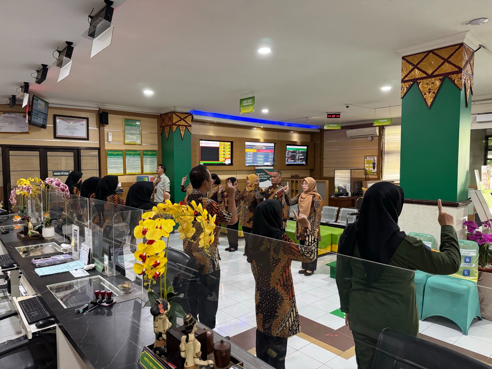 Apel Pagi Rutin Petugas PTSP 9 Oktober 2025 Apel Pagi Rutin Petugas PTSP 9 Oktober 2025