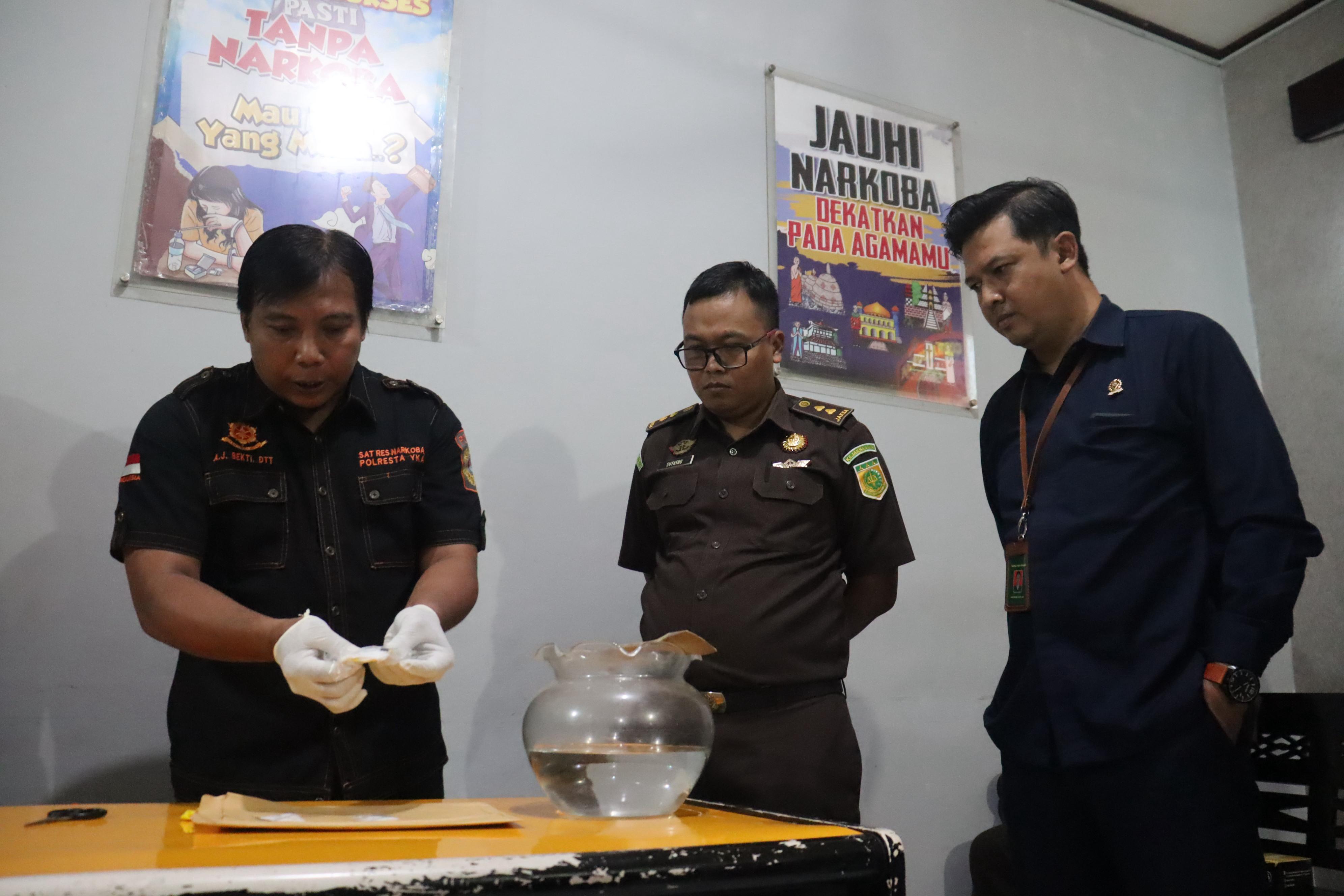 Panitera Muda Perdata Pengadilan Negeri Yogyakarta Menghadiri Pemusnahan Barang Sitaan Narkotika Jenis Sabu