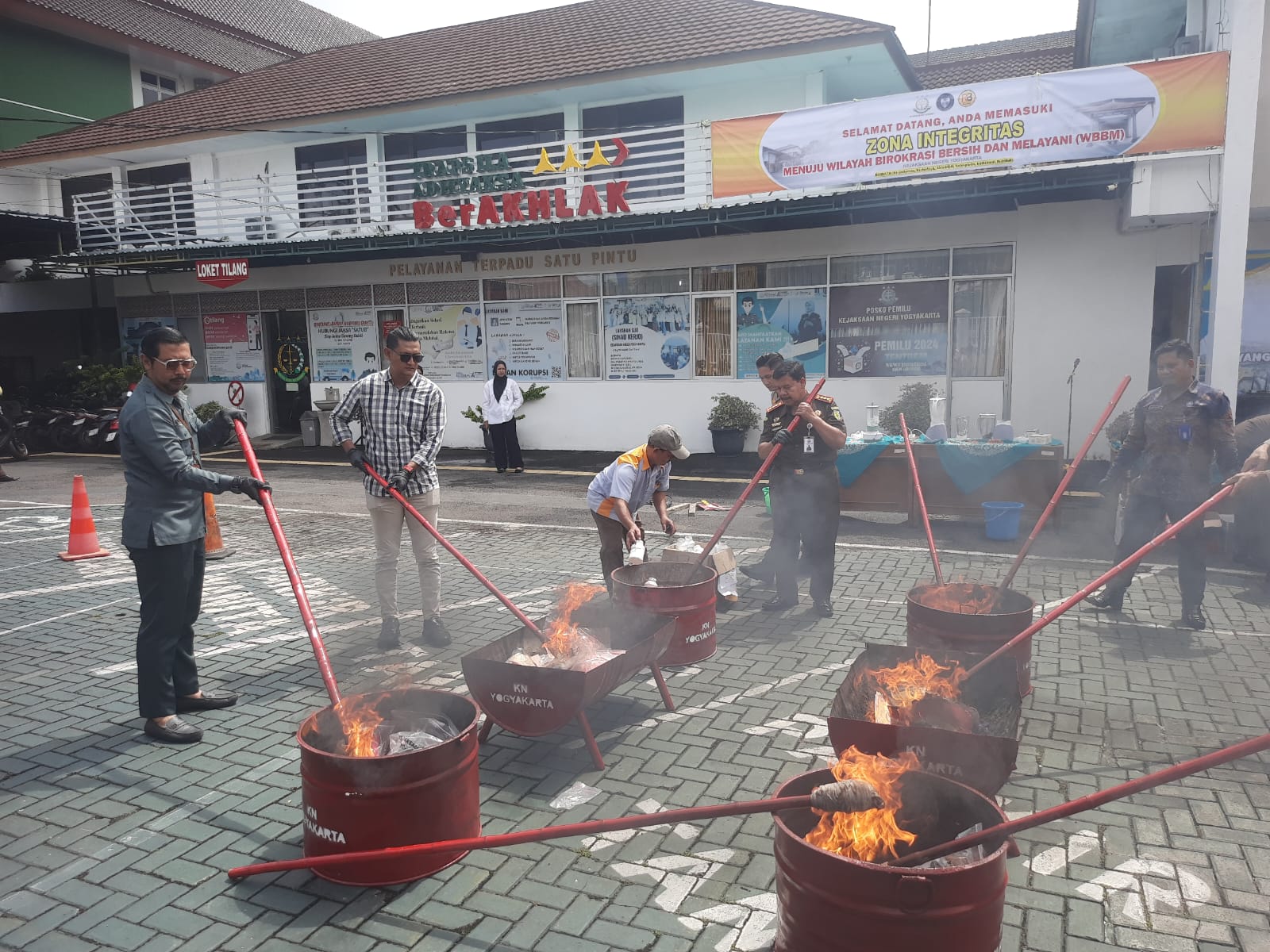 Jurusita Pengadilan Negeri Yogyakarta Menghadiri Pemusnahan Barang Bukti di Kejaksaan Negeri Yogyakarta Jurusita Pengadilan Negeri Yogyakarta Menghadiri Pemusnahan Barang Bukti di Kejaksaan Negeri Yogyakarta